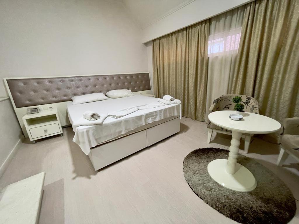 Select City Center Hotel Tiranë Luaran gambar